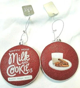 NORTH POLE LATTE E BISCOTTO CO. ORNAMENTO NATALIZIO GLITTERATO QUOTIDIANO FRESCO AL FORNO NUOVO CON ETICHETTE - Foto 1 di 10