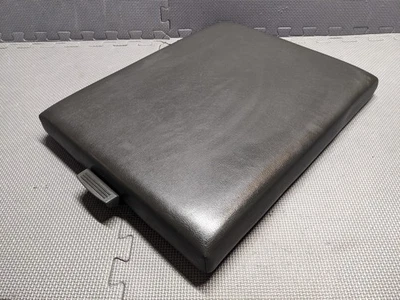 2004-2015 年日产 Titan 黑色皮革跳座中控台扶手盖 — 第 1/4 张图片