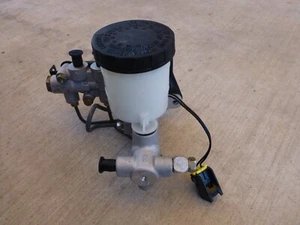 99-00 MAZDA MIATA  MASTER CYLINDER ASSEMBLY, WITHOUT ABS - Picture 1 of 4