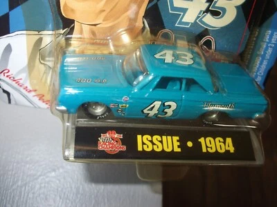 CAMPEONES DE CARRERAS RICHARD PETTY 5 DÉCADAS DE PETTY 1/64 1964 PLYMOUTH BELVEDERE Foto 1 de 4