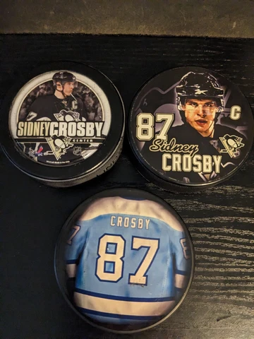 3 Sidney Crosby collector pucks Cover