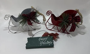 Rustikales Metall Weihnachtsschlitten Set Rot & Silber mit Tannenzapfen Schleifen + Schild Posten - Bild 1 von 2