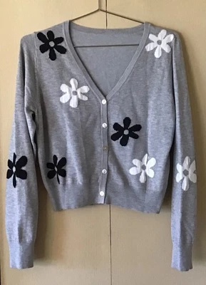 Cárdigan suéter para mujer SHEIN gris floral cuello en V talla mediana  Foto 1 de 4
