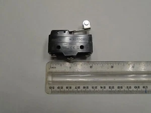 XZ-15GW3-B SWITCH NO/NC MEDIUM HINGE ROLLER LEVER SPDT BARN4-1 - Bild 1 von 2