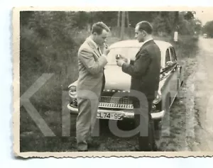 altes Foto Zigarette vor dem Auto, 1950er, 1960er, 9x6cm - Bild 1 von 1