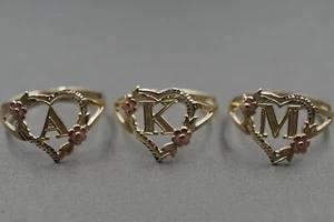 Anillo de banda de letras iniciales corazón rosa corte oro amarillo liso de 10 K. Talla 9 - Imagen 1 de 3