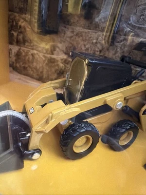 1:64 Cat 272D2 Skid Loader & Cat 297D2 Compact Track Loader Diecast Masters 8569 - image 1 of 4