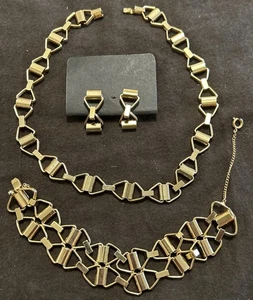 Beautiful Vtg Signed HOBE Three Piece Set Demi Parure Bold Mid Century Gold Tone - Picture 1 of 10