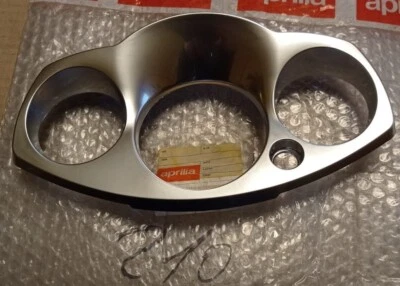 Aprilia Cornice Cruscotto Cromata Scarabeo Light 250/400/500 Cod.8179948 - Immagine 1 di 2