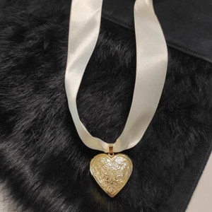 Collana medaglione oro a forma di cuore estetica sognante romantica fata civetta carina - Foto 1 di 7