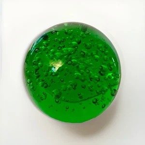 Pisapapeles lanza de vidrio artístico soplado a mano verde con burbujas controladas - Imagen 1 de 5