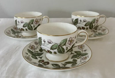 3 conjuntos de xícaras e pires com pés de porcelana Wedgwood Strawberry Hill Bone todos excelentes - Imagem 1 de 4