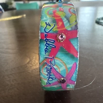 Un colorido brazalete de diseñador Lilly Pulitzer o Debbie Brooks. Foto 1 de 4