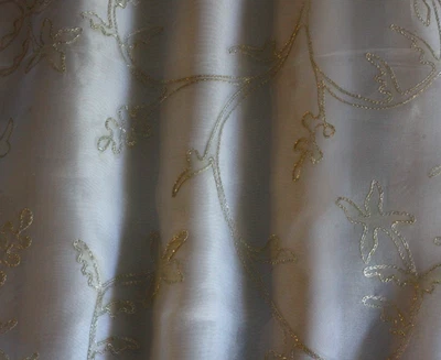 Bordado plateado sobre tela de organza 100 % seda blanca 44" de ancho, por yarda (EB-991) Foto 1 de 2