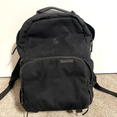 Mochila para computadora portátil Brevite The Jumper negra con insertos suaves de organización Foto 1 de 4