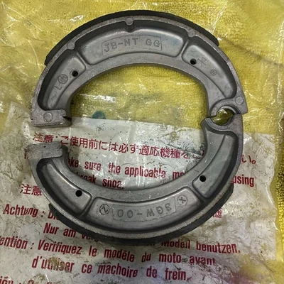Zapatas de freno delanteras o traseras Yamaha NOS 3GW-W253A-00-00 Foto 1 de 3