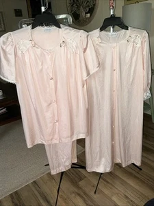 Vintage Lorraine 3-teiliges detailliertes Pyjama/Robe Set Pink ANTRON®III Nylon MED HERGESTELLT IN USA - Bild 1 von 17