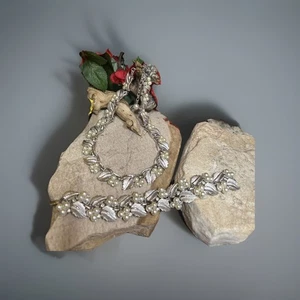 39. Vintage TRIFARI Silber Ton Kunstperlen Blatt Beere Halskette Armband Set - Bild 1 von 23