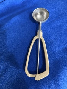 Paletta gelato vintage Rubbermaid manico plastica beige mandorla #16 diam 2,25" - Foto 1 di 5