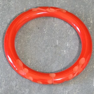 Bracciale tondo vintage in bachelite rosso ciliegia brillante foglie edera intagliate - Foto 1 di 3