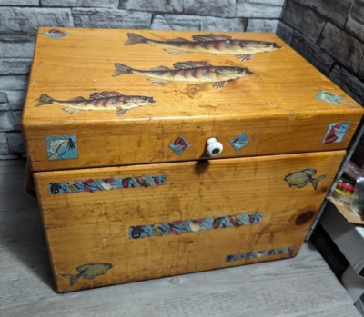 Caja de aparejos de pesca de madera hecha a mano vintage de 16 x 12 x 11 arte popular cabaña decoración rústica Foto 1 de 4