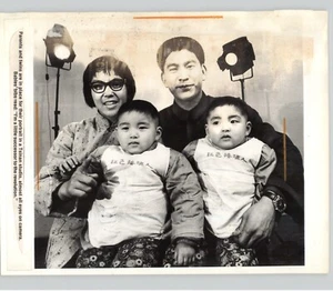 CHINESISCHE FAMILIE mit Zwillingen "Nachfolger der Revolution" Tsinan Studio 1979 Pressefoto - Bild 1 von 2