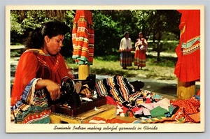 Seminole indianische Frauen, die Kleidung in Florida herstellen, Vintage unveröffentlichte Postkarte - Bild 1 von 2