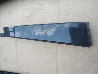 ОТДЕЛКА ВНЕШНЕЙ СТОЙКИ ДВЕРИ B ЧЕРНАЯ ОТДЕЛКА СЗАДИ СЛЕВА - Jaguar S-Type 99-07 - Изображение 1 из 2