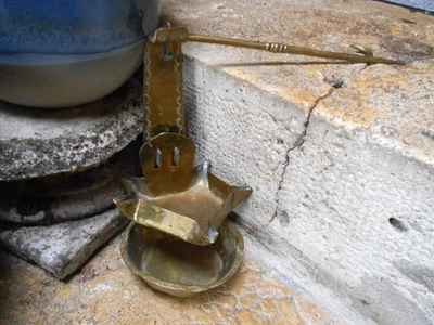 Ancienne Lampe  à accrocher en Laiton ciselé Fleurs Bougie pour déco - Photo 1/4