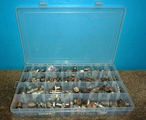 Conectores y adaptadores coaxiales RF en caja de piezas - Imagen 1 de 3