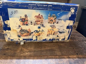 Freudige Weihnachtszeit - Ein traditionelles Miniaturdorf "Porzellan Biskuit Set.  - Bild 1 von 21