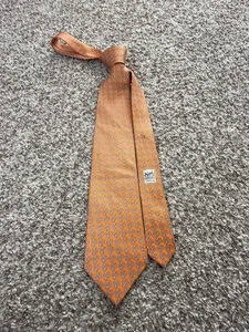 Pre-Owned Authentic Hermès Orange Geometric Pattern 100% Silk Tie Made in France - Picture 1 of 5