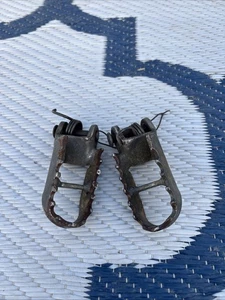 96-04 HONDA XR 250 XR250 XR 250R OEM FOOT PEGS RIGHT, LEFT FOOT PEGS ONLY - Picture 1 of 5