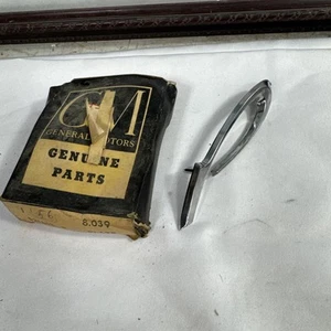 NOS 1956 Pontiac Hood Trunk Lid Emblem Letter P 521413 - Bild 1 von 9