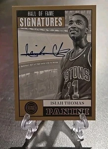 2012-13 Panini Hall Of Fame Firme Isiah Thomas Pistons NBA HOF - Foto 1 di 2