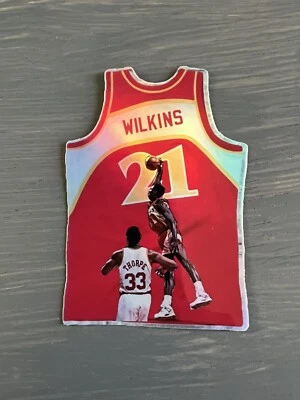 Camiseta Dominique Wilkins Calcomanía Holográfica Baloncesto Deportes Tarjeta Tema Foto 1 de 2