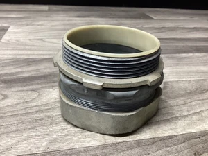Coupleur à compression de conduit EMT rigide Halex 3-1/2" #115D133PR5*SI - Photo 1/5