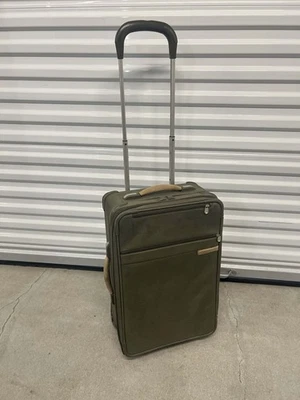 Базовый зеленый вертикальный оливковый чемодан Briggs & Riley U421LX-7 21 дюйм ручная кладь - Изображение 1 из 4
