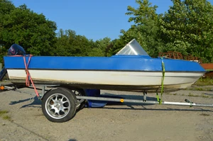Anfänger Boot (blau/weiß) mit einem Johnson Motor (15PS, mit Langschwert). - Bild 1 von 13