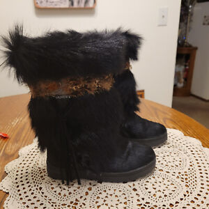 NEW Bearpaw Real Fur & Pheasant Women's Boots Sz. 5 Black