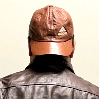 Gorra de cuero marrón ajustable Adidas Run DMC Foto 1 de 4