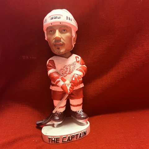 Steve Yzerman ( The Captain) 19 Detroit Wings Alexander Global Bobblehead No Box Cover