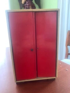 ARMADIO ROSSO iN LEGNO PER BAMBOLE TIPO MINI FURGA VINTAGE ANNI 60 - Foto 1 di 10