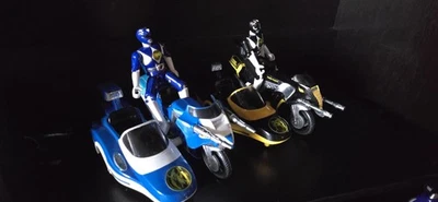 Bicicletas de batalla Mighty Morphin Power Rangers con coches laterales y Rangers negros y azules Foto 1 de 4