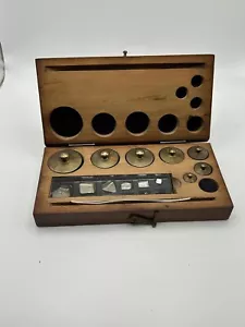 Antico set pesi bilancia farmacista farmacia scatola legno tono ottone 3" x 5,5" - Foto 1 di 7