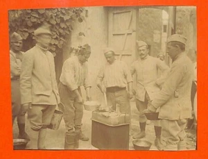 HAUTVILLERS (51) PHOTO TROUPES COUR DR CHERUY 1917 / GUERRE 14/18 / MILITARIA - Imagen 1 de 1