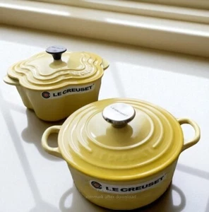 Le Creuset Signature Cocotte ronde 18 & cocotte fleur 20 Soleil set w/box UNUSED - Picture 1 of 24
