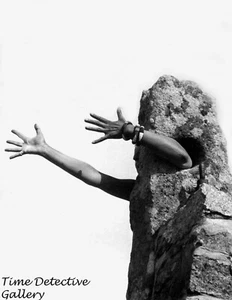 Claude Cahun Self Portrait "I Extend My Arms" - Vintage Photo Print - Picture 1 of 1