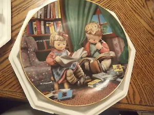 M.I. HUMMEL PLATE BUDDING SCHOLARS DANBURY MINT LITTLE COMPANIONS COLLECTION - Picture 1 of 2