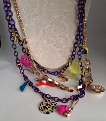 Berloques mistos nostálgicos BETSEY JOHNSON tom dourado e roxo colar de 3 fios 28" - Imagem 1 de 4